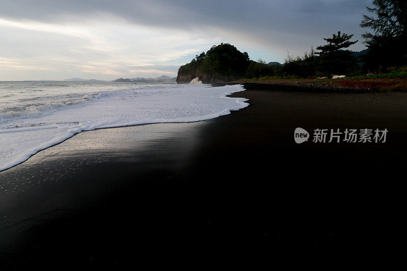 白色的海浪和黑色的沙滩