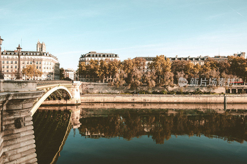 早晨，巴黎塞纳河上的桥。