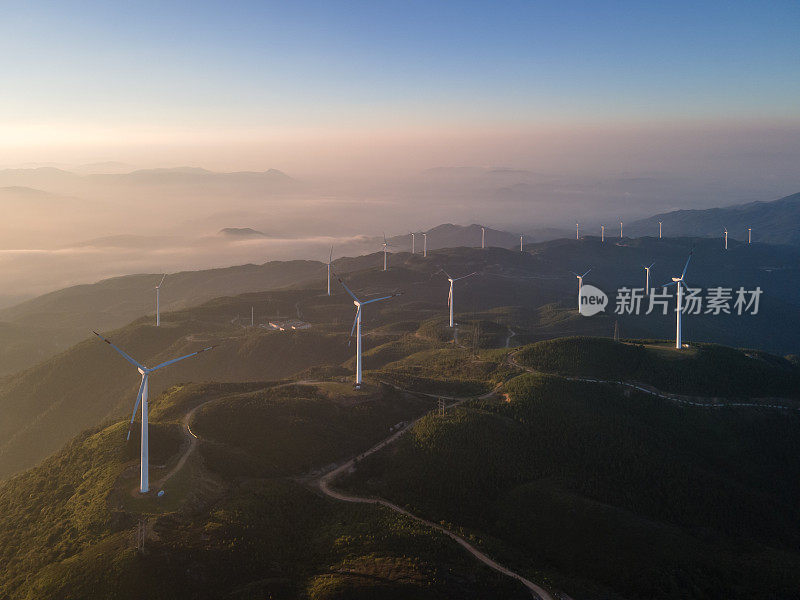 云海和山上的风电场