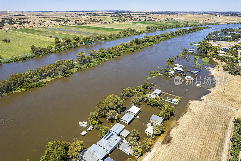 南澳大利亚穆雷河上蔓延的洪水，被淹没的棚屋和房屋的鸟瞰图