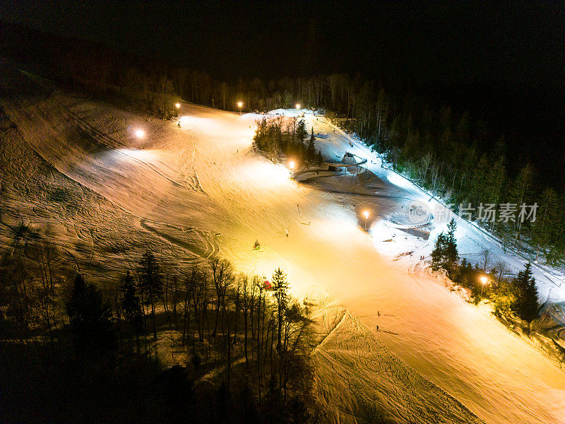 夜间滑雪胜地的鸟瞰图