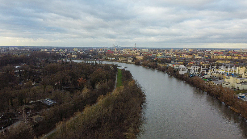 奥波莱市的俯视图。奥德拉河流经城市，河岸上的树木枯干了。在房子的背景里。波兰
