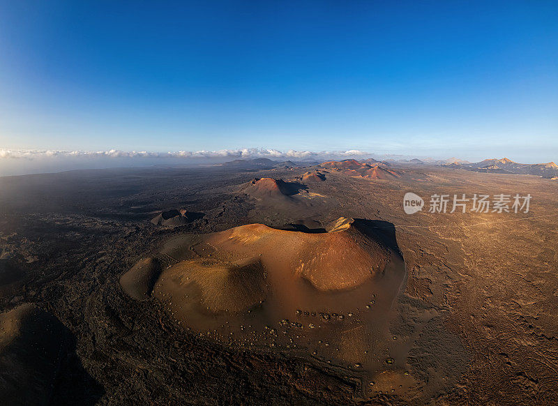 西班牙加那利群岛兰萨罗特岛蒂曼法亚国家公园附近火山山谷的鸟瞰图。