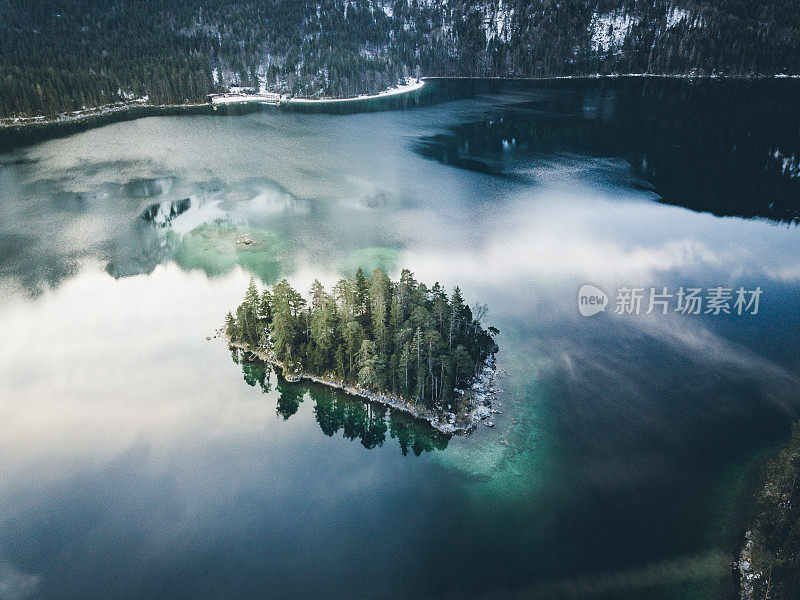 初冬时节，德国巴伐利亚州著名的Eibsee湖令人惊叹的鸟瞰图。