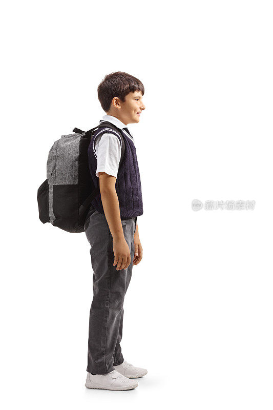 一个男孩穿着校服，背着背包站着