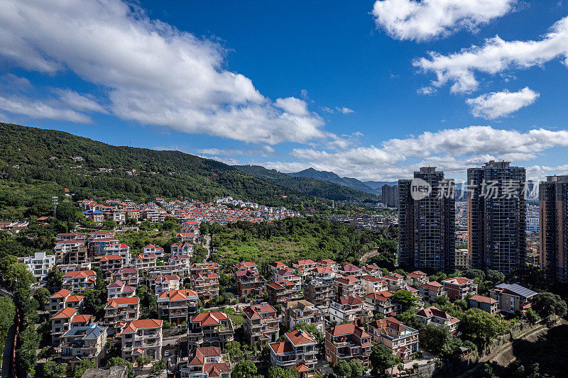 蓝天白云下，依山而建的城市住宅