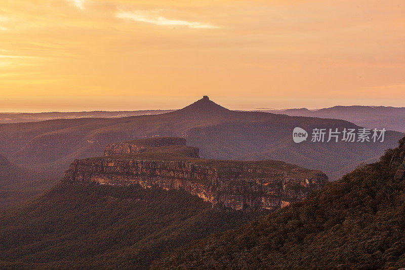 日出在戏剧性的山地景观场景