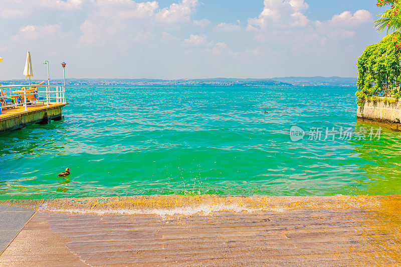 码头。加尔达湖。意大利。欧洲。夏天的旅程。热带气候