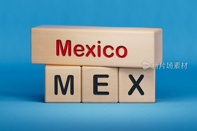 墨西哥和MEX符号。木块上的概念词Mexico和MEX。英文名称和国家名称的缩写。副本的空间。蓝色背景的3D渲染。