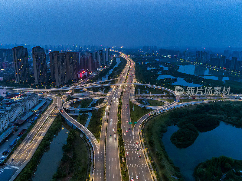 俯瞰现代立交桥的夜景，上海，中国