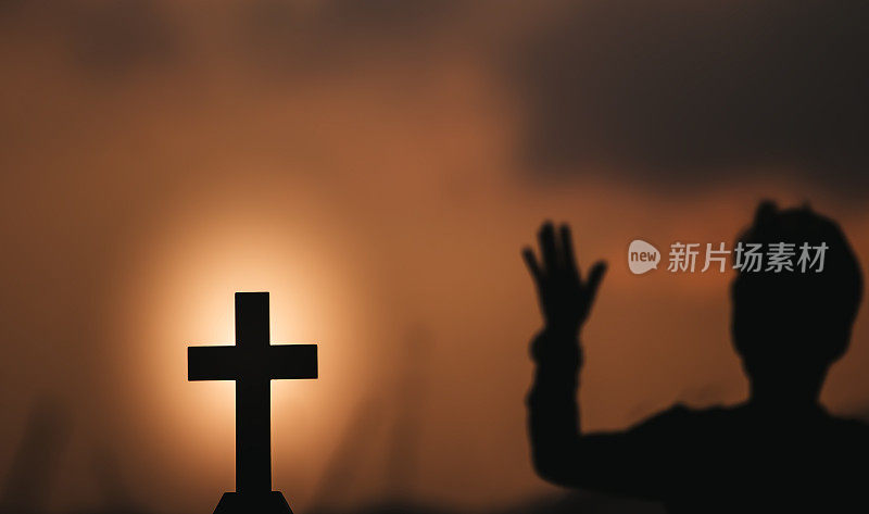 耶稣基督被钉十字架-日落背景下的敬拜