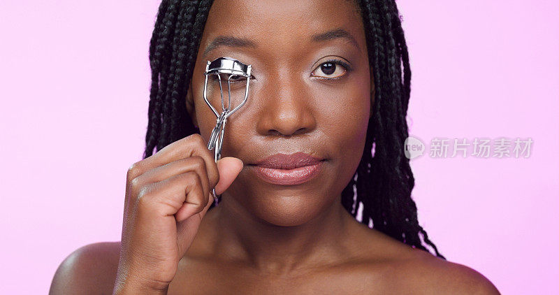 睫毛夹，美容和肖像的黑人妇女在紫色的背景化妆品在工作室。用金属工具进行睫毛、眼睛和睫毛膏的女性美容、化妆美学和面部护理