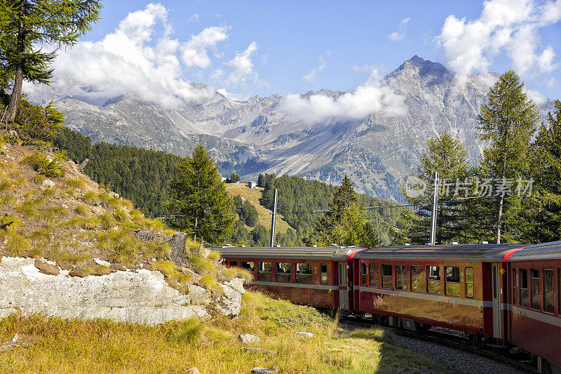 假期在瑞士-伯尔尼纳快车在伯尔尼纳山脉的阿尔卑斯山
