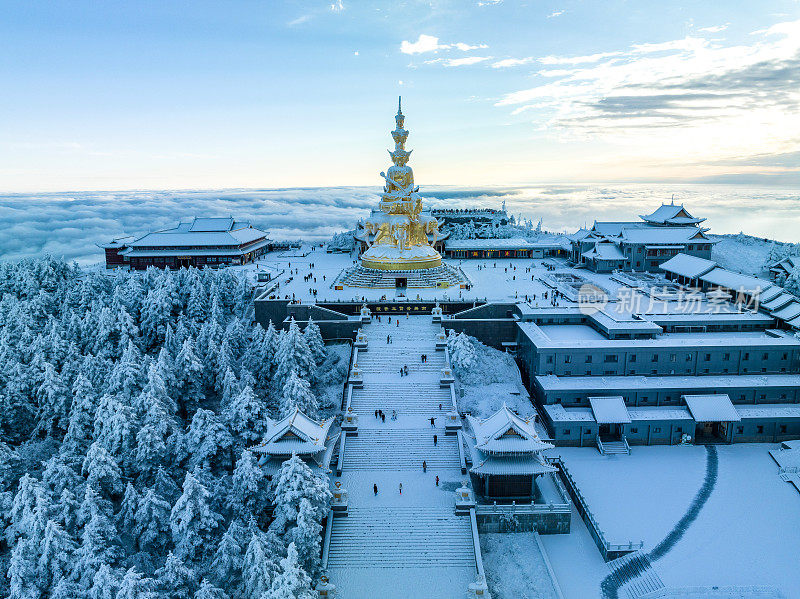 冬季白雪覆盖的峨眉山航拍，四川峨眉山的金顶，中国著名的佛教名山(翻译:佛教的娑摩陀罗)
