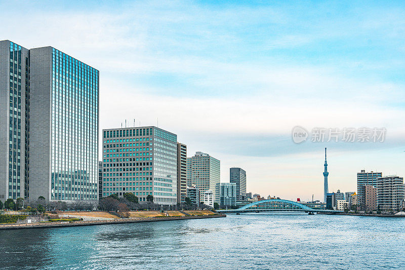 东京的隅田河和高楼大厦