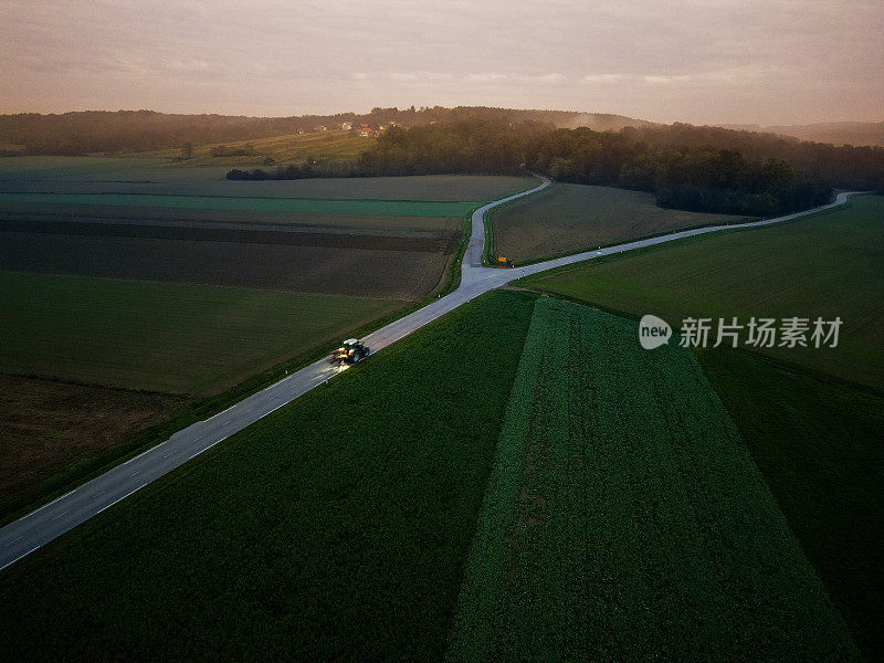 拖拉机行驶在农田中的道路上