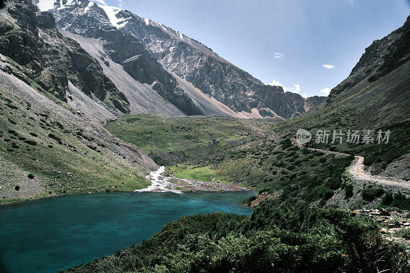 绿松石冰川湖在天山山脉