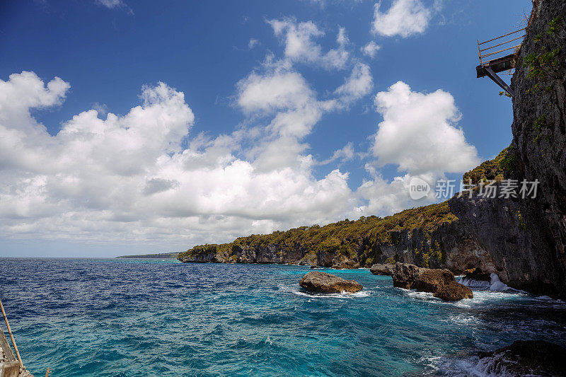 悬崖岩石形成与清晰的蓝天史诗视图