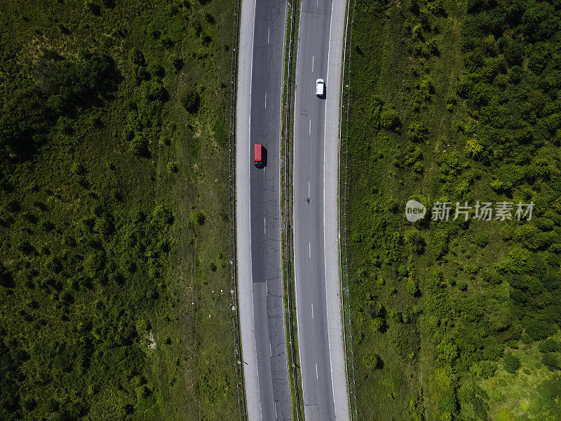 道路建设鸟瞰图。修建新的高速公路。