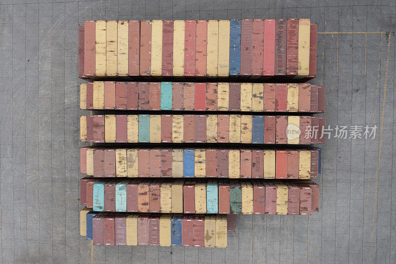 码头上堆放着五颜六色的货物集装箱。鸟瞰图。