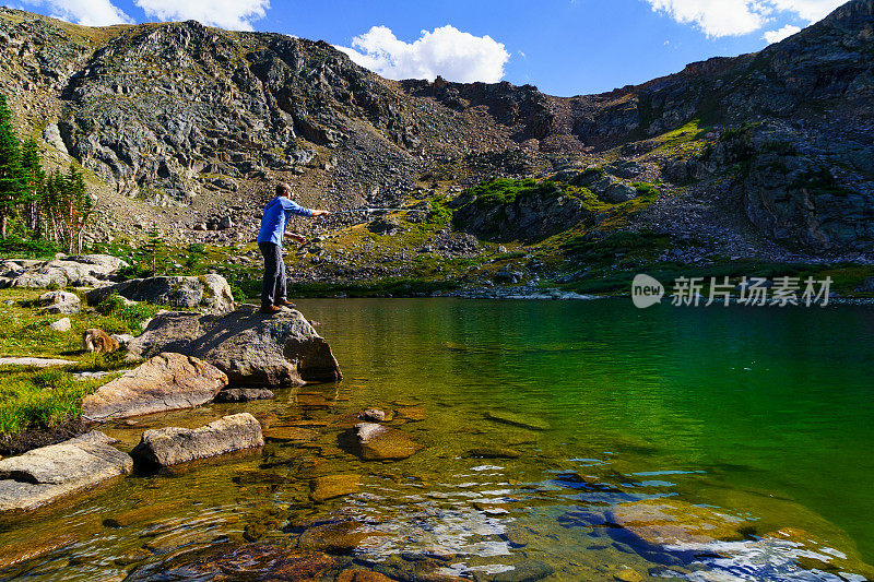 男子投掷和飞钓在偏僻的高山湖