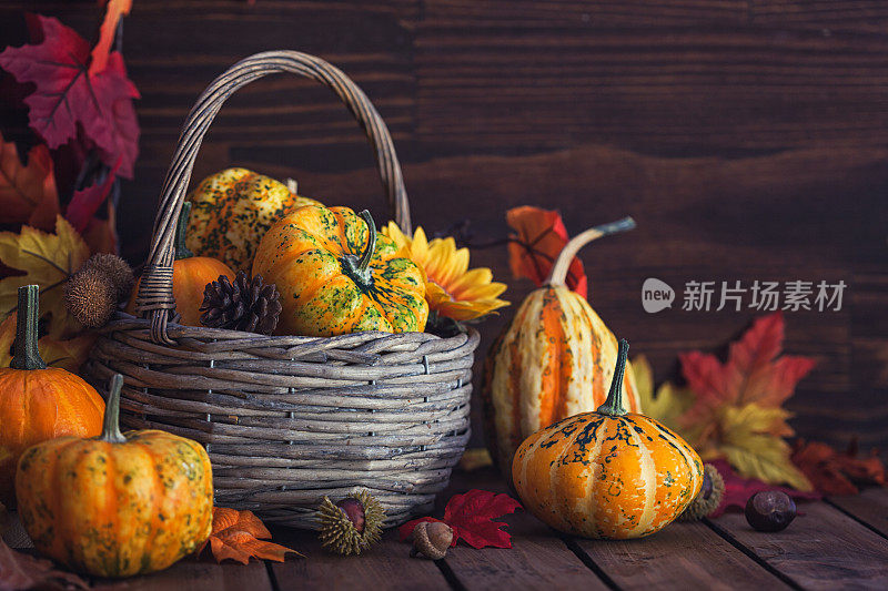 木制背景装饰的秋季感恩节篮子