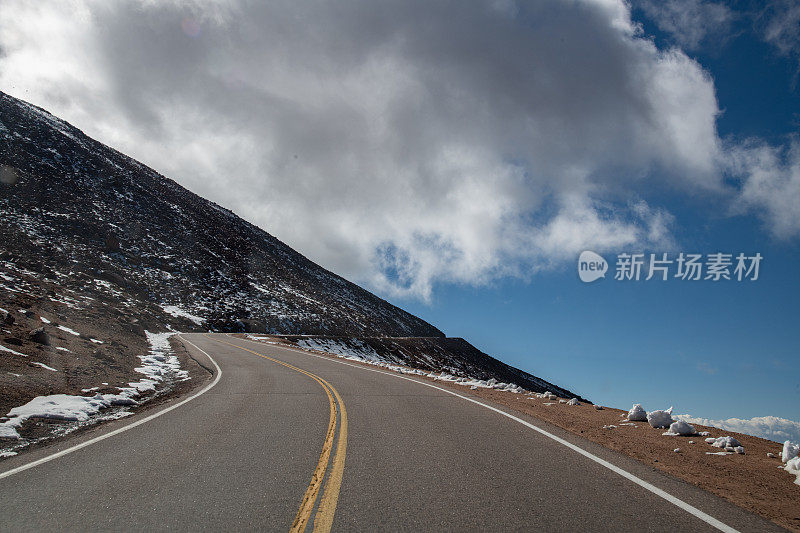 美国西部科罗拉多州中部落基山脉中的派克峰高速公路通往美国山顶(海拔14115英尺)的弯道和大落差