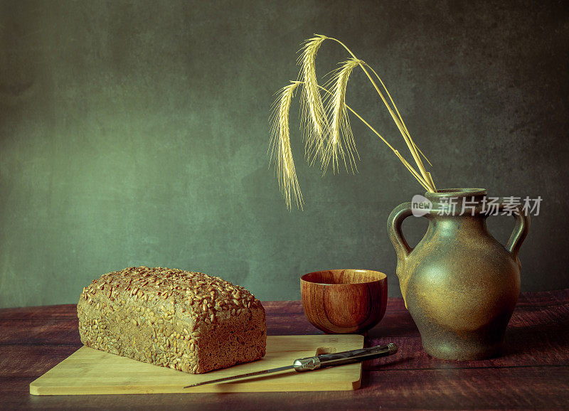 古风质朴的静物画，面包和麦穗。