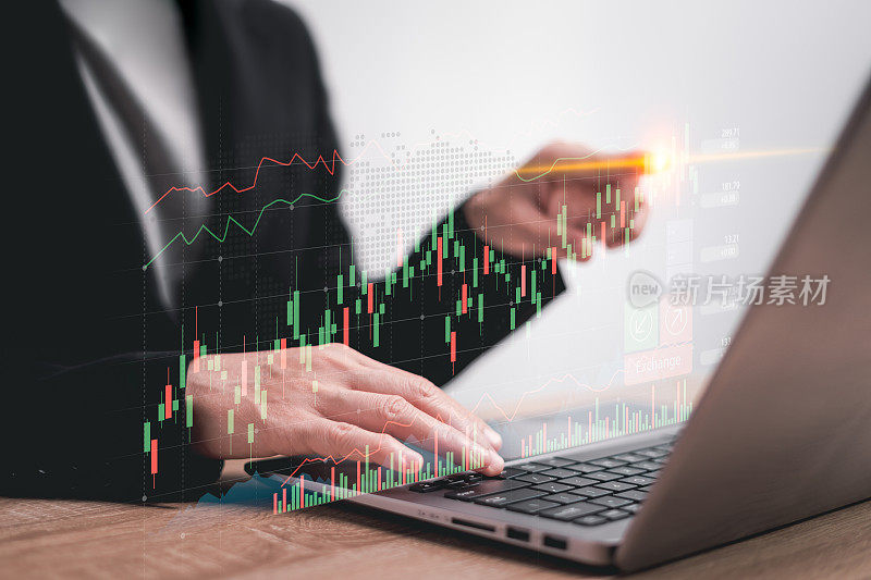 投资股票营销和企业增长图表数据和股票市场交易的概念，利用笔记本电脑分析数据策略和图表会计营销经济投资研究