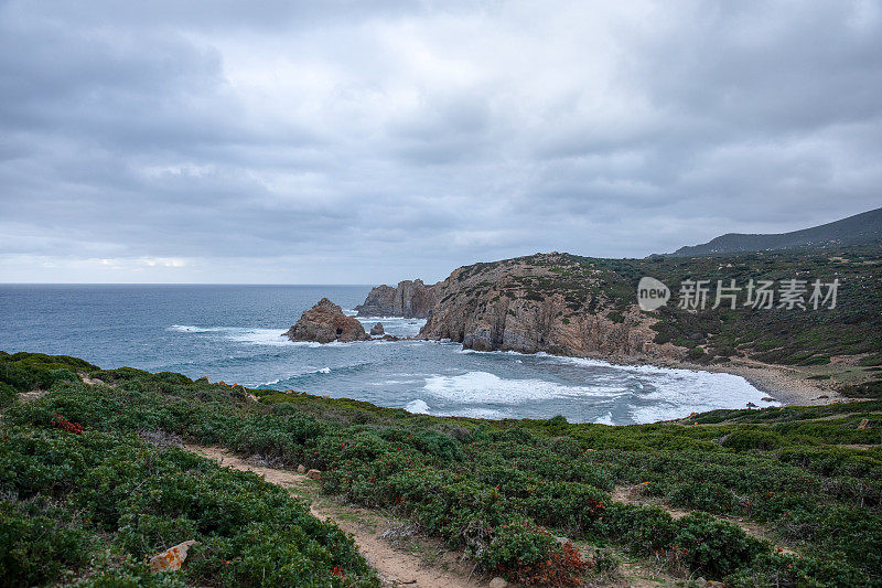 狂野的海滩和暴风云