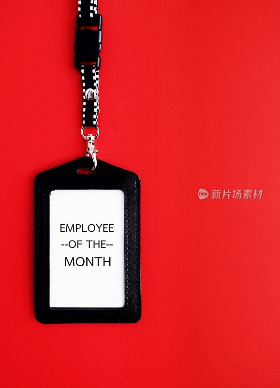 员工员工身份证以红色背景文字书写“本月最佳员工”，是指优秀的优秀人才员工，是给予员工努力和贡献的认可的荣誉徽章