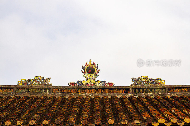越南顺化皇城一座宫殿屋顶上的传统越南陶瓷马赛克。