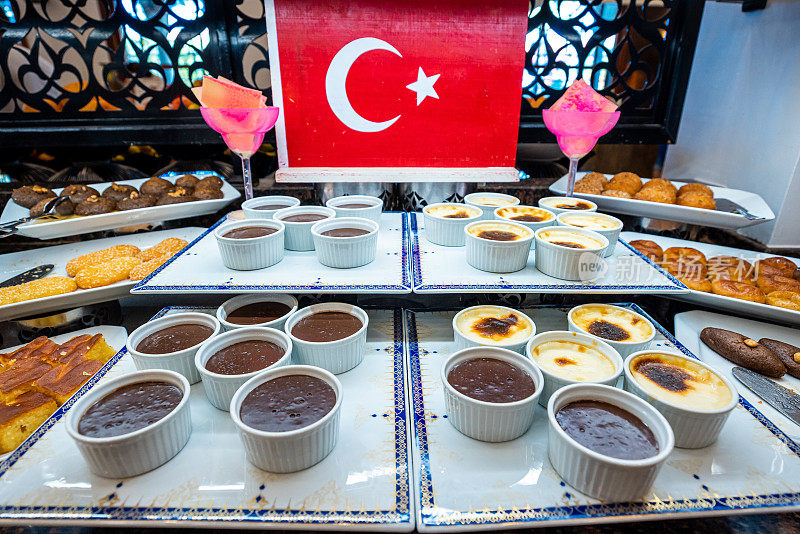 各种糖果在豪华的土耳其酒店展出，展示了丰富和美味的传统土耳其甜点的味道