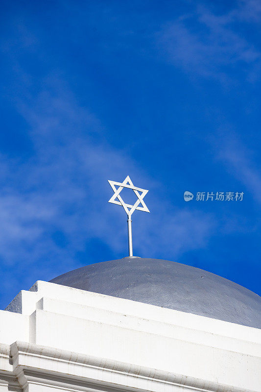 犹太教徒的大卫之星标志在圆顶顶对着蓝天