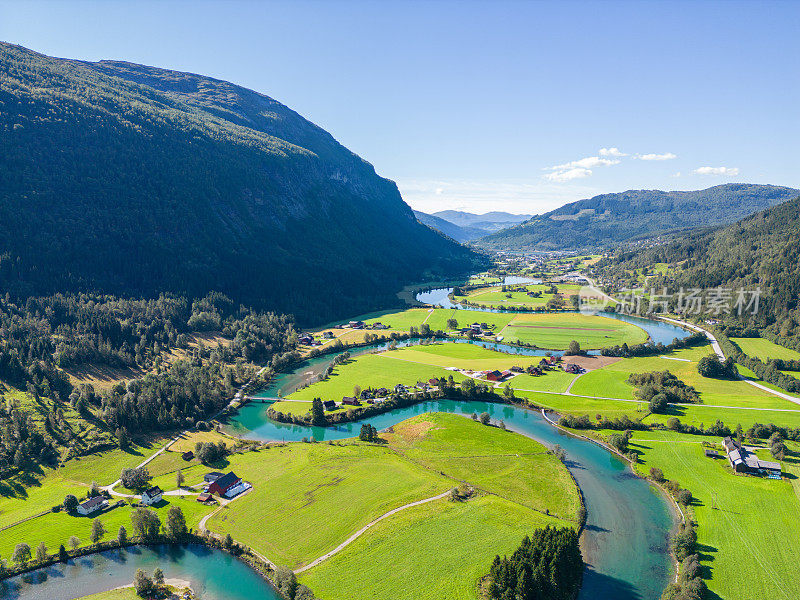 无人机在挪威美丽的河流上空飞行