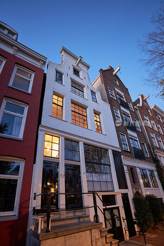 黄昏时分，阿姆斯特丹的城市街道和白色运河房屋