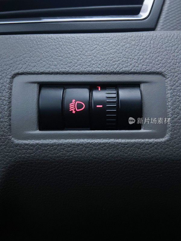 汽车前灯调节开关按钮。前照灯调节按钮