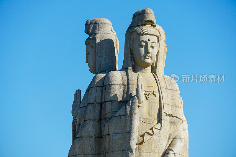 天津滨海新区朝音寺前的三尊观音像