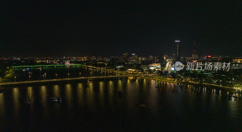 张天桥横跨香水河和顺化市的夜晚，顺化省