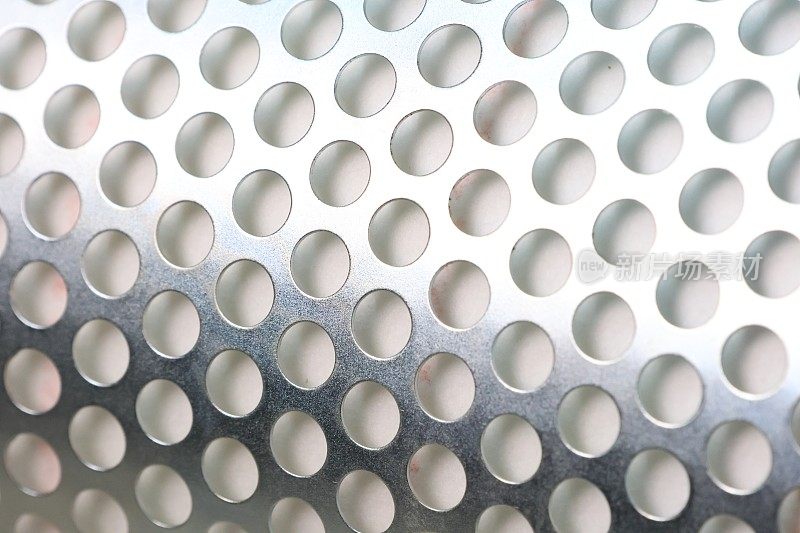 铝网与圆孔在棉花材料的顶部。高清晰度纹理。