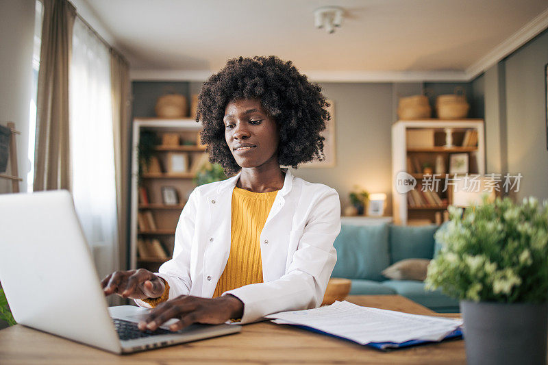 黑人女医生在远程医疗视频通话中使用笔记本电脑