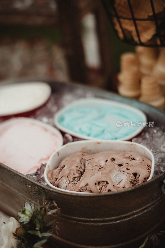 在冰淇淋甜品吧里，一桶桶正在融化的冰淇淋