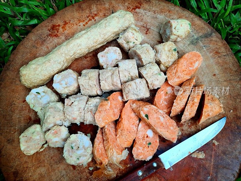 蟹肉、虾肉、鱼肉卷在砧板上-食物准备。