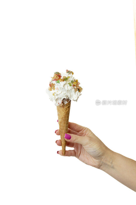 卡萨塔冰淇淋蛋筒与女性的手在白色背景