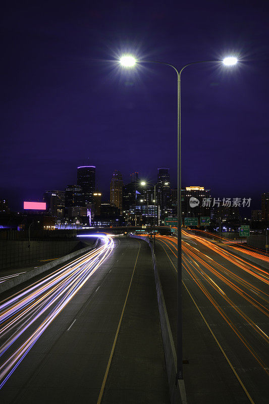 美国明尼苏达州I-94州际公路上的明尼阿波利斯市天际线、摩天大楼和灯火通明的办公大楼