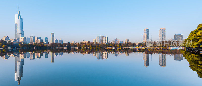 中国南京宣武湖晨景与城市天际线