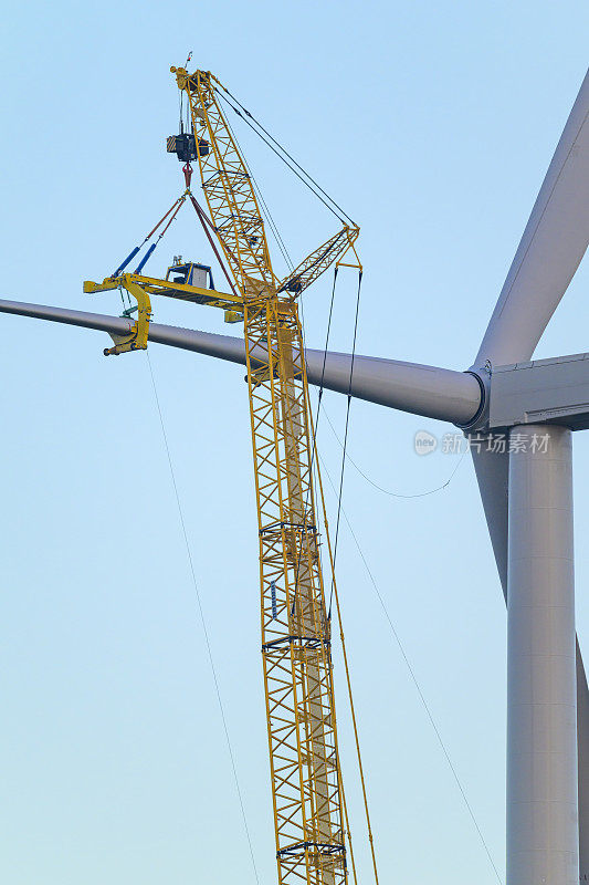 在一个新的风力公园，用巨大的起重机建造风力涡轮机