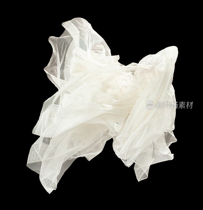 白色欧根纱呈曲线状飞行，白色欧根纱织物在空中抛落。黑色背景隔离运动模糊
