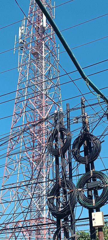 电信塔和电缆