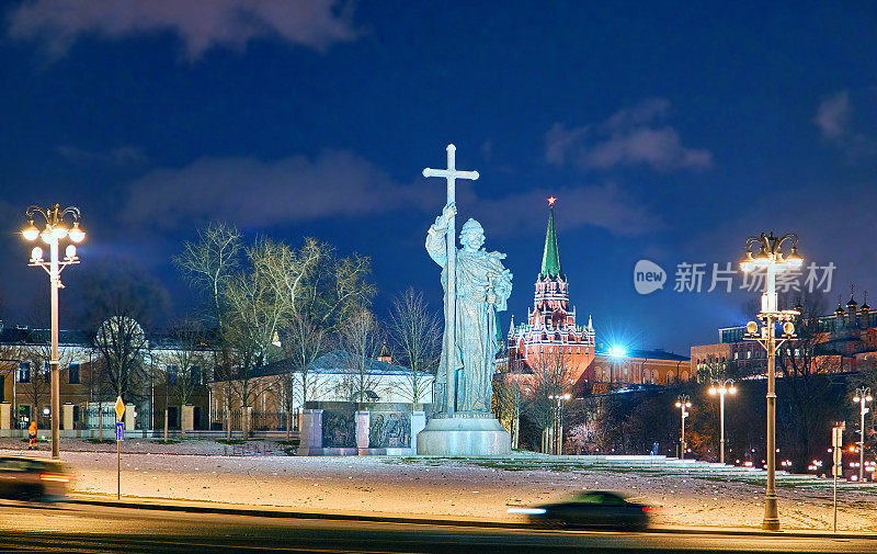 今晚，莫斯科市中心地区的圣诞街道装饰和照明，弗拉基米尔王子纪念碑和克里姆林宫